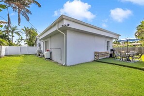 Outdoor dining - Lighthouse Point Poolside Retreat (Lighthouse Point)