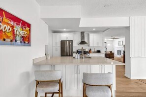 Fridge, microwave, oven, stovetop - Lighthouse Point Poolside Retreat (Lighthouse Point)