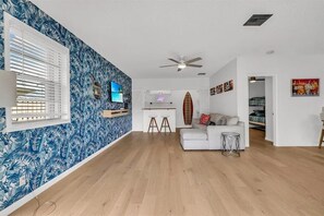 TV, table tennis - Lighthouse Point Poolside Retreat (Lighthouse Point)