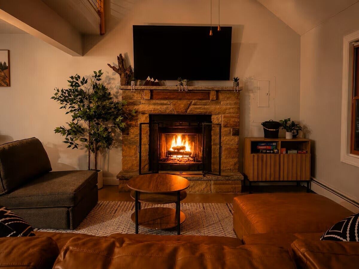 Smart TV, fireplace, ping pong