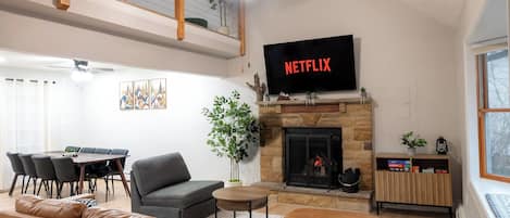 Smart TV, chimenea y tenis de mesa