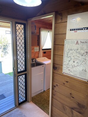 Interior - Central Acacia Bay - Walk to everything (Taupō)