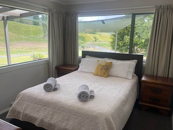 3 bedrooms, iron/ironing board, WiFi, bed sheets - Thompson Country Cottage (Kapenga)