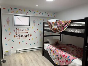 4 Schlafzimmer, Reisekinderbett, kostenloses WLAN, Bettwäsche