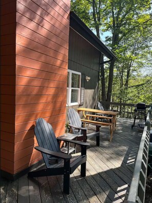 Outdoor dining - Sunny Spring Escape, perfect for Groups, Families, Couples in charming Poconos (Tobyhanna)