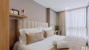 Studio, 1 Queen Bed, Kitchen, City View (Basilea 402) | 1 bedroom