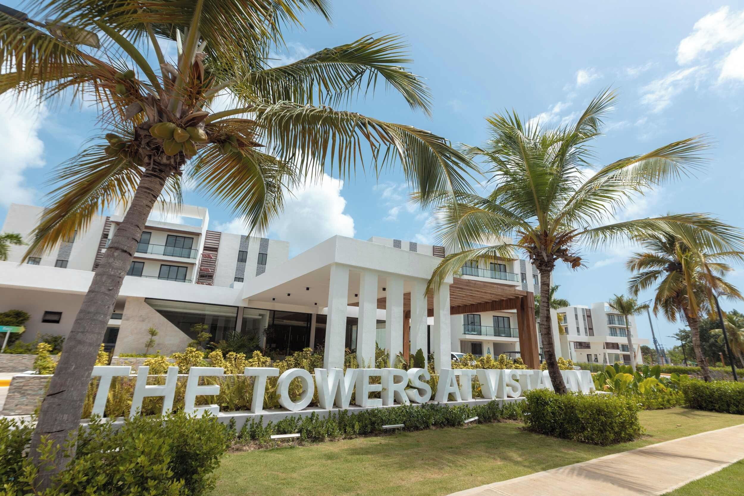 Un hotel moderno con un cartel llamativo que dice 'THE TOWERS ATANA'.