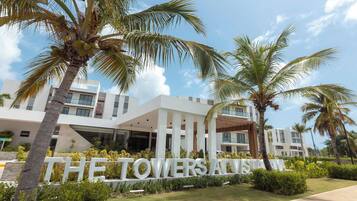Un hotel moderno con un cartel llamativo que dice 'THE TOWERS ATANA'.