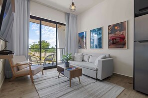 Apartment, 1 Queen-Bett und Schlafsofa, Terrasse, Poolblick (The Towers F208) | Wohnbereich