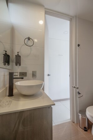 Apartment, 1 Queen Bed, Patio, City View (Ekkos 1004) | Bathroom - NOK Perfect 1BR w/ Balcony in Laureles Medellín (Medellín)