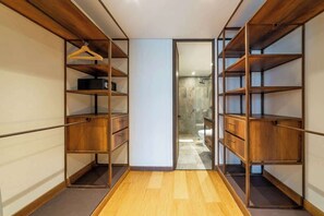 Ein begehbarer Kleiderschrank mit Holzböden und Holzdielen.