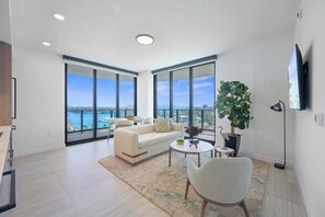 Apartamento, varias camas, acceso a la piscina, vistas al mar (72 Living 1210) | Zona de estar
