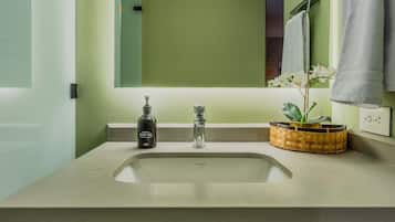 Apartment, Multiple Beds, Patio, City View (Gardens B101 + SAT) | Bathroom