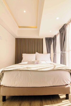 Ein modernes Schlafzimmer mit Bett, Vorhängen und einer Wandgestaltung mit Lamellen.