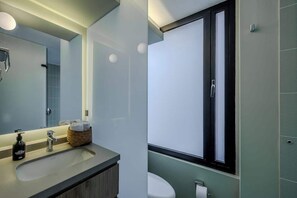Apartamento, 1 cama de casal, varanda, vista para a cidade (Gardens A202 ) | Banheiro