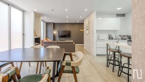 A modern living room with a dining area, a kitchen, and a TV. - NOK Fantastic 3BR in Usaquén (Bogotá)