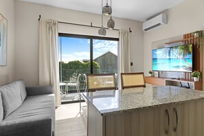 Departamento, 1 cama Queen size y sofá cama, acceso a la alberca (Panorama G1-211) | Área de sala de estar