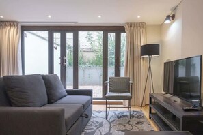 Apartment, 1 Queen Bed, Patio, City View (La Primera 107) | Living area - NOK Amazing 1 Br in Candelaria (Bogotá)