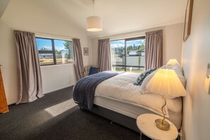 Iron/ironing board, WiFi, bed sheets - Galaxy Getaway on Rhoboro (Twizel)