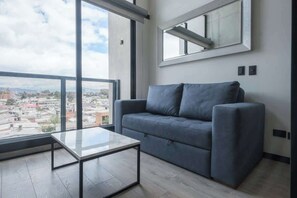 Departamento, 1 cama Queen size y sofá cama, balcón, vista a la ciudad (Tuliv 716) | Área de sala de estar
