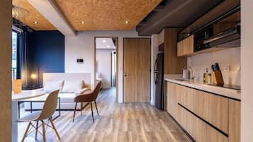 Apartamento, 1 cama Queen, varanda, vista para a cidade (Mambe 402) | Cozinha privada