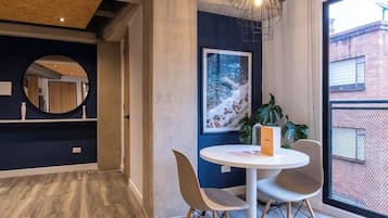 Apartamento, 1 cama Queen, varanda, vista para a cidade (Mambe 402) | Opções para refeição