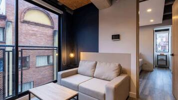 Apartamento, 1 cama Queen, varanda, vista para a cidade (Mambe 402) | Área de estar