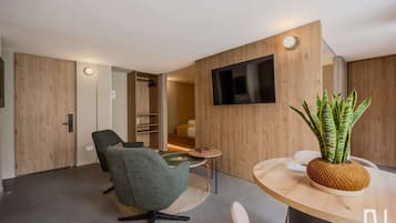 Apartment, 1 Queen Bed, Patio, City View (Gardens B102) | Interior