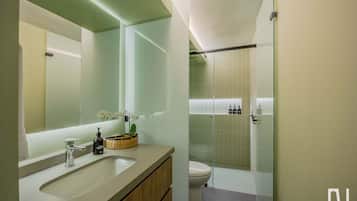 Apartment, 1 Queen Bed, Patio, City View (Gardens B102) | Bathroom