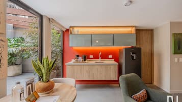 Apartment, 1 Queen Bed, Patio, City View (Gardens B102) | Interior