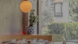 A dining area with a table set for four, a potted plant, and a hanging light fixture. - NOK Bright Loft in Chapinero (Bogotá)