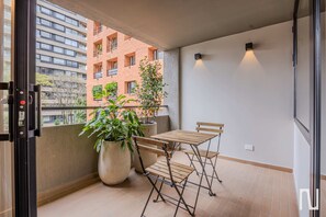 Apartamento, várias camas, varanda, vista para a cidade (Gardens B302 +303) | Opções para refeição ao ar livre