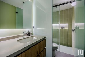 Apartamento, várias camas, varanda, vista para a cidade (Gardens B302 +303) | Banheiro