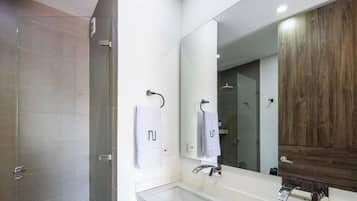Apartment, Multiple Beds, Patio, City View (Balcones 502) | Bathroom