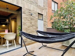 Apartamento, 1 cama Queen, varanda, vista para a cidade (Mambe 202) | Opções para refeição ao ar livre