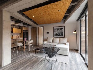 Departamento, 1 cama Queen size y sofá cama, patio, vista a la ciudad (Mambe 501) | Área de sala de estar