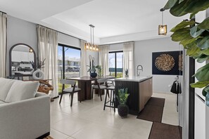 Casa, várias camas, acesso à piscina, vista para a piscina (ZIBA B16) | Área de estar