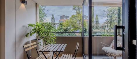 อพาร์ทเมนท์, เตียงใหญ่ 1 เตียง, ลานระเบียง, วิวเมือง (Gardens A203 ) | ภายใน