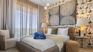 Apartemen, 2 Tempat Tidur Queen, pemandangan kolam renang (The Towers F310) | 1 kamar tidur dan didekorasi berbeda-beda