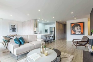 Apartamento, várias camas, varanda, vista para a cidade (Balcones 401) | Área de estar