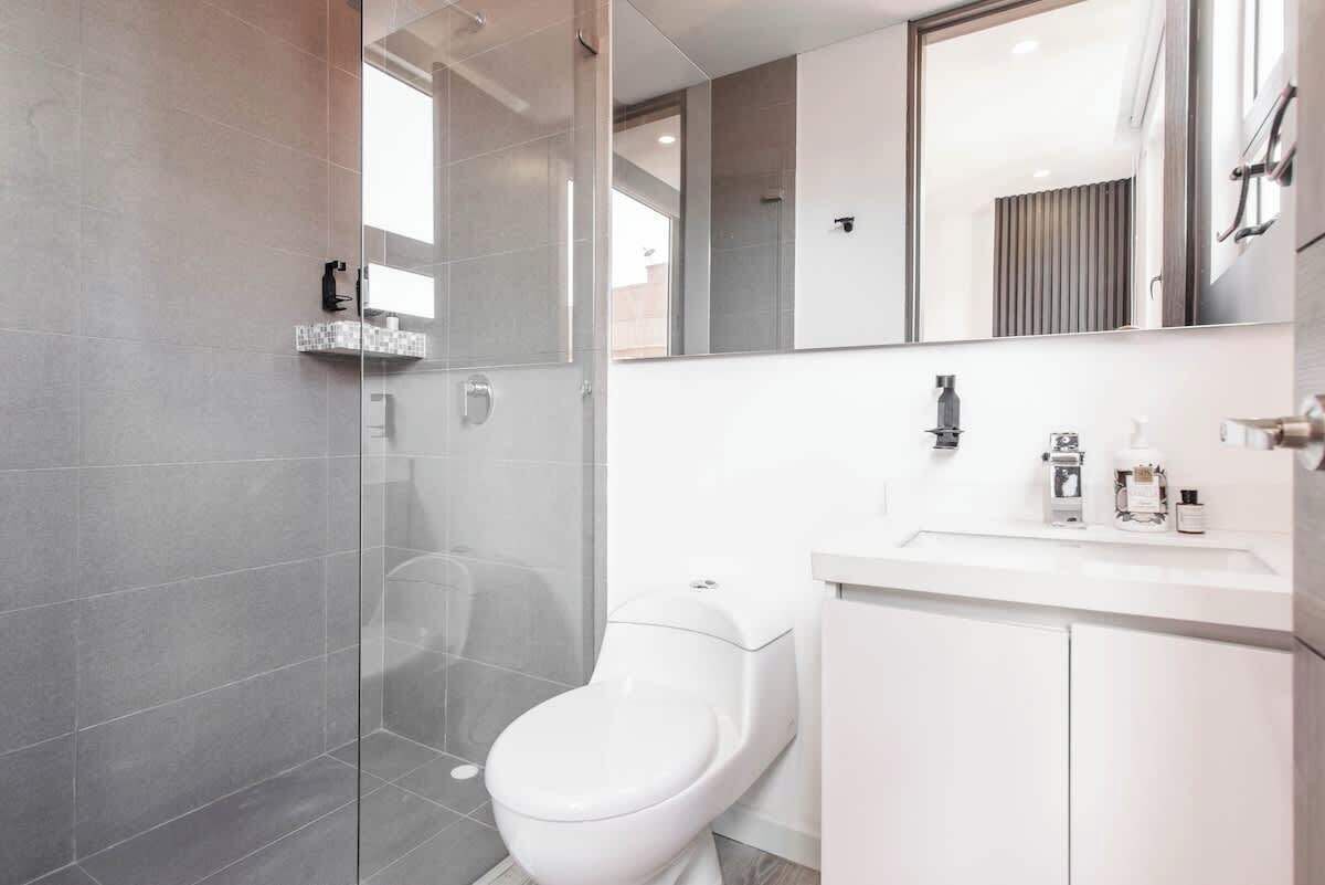 Lejlighed - 2 queensize-senge - balkon - byudsigt (Balcones 503) | Badeværelse