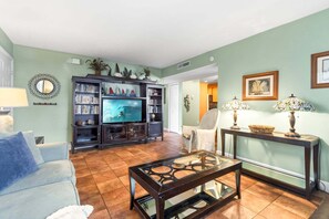 Smart TV - Beachside Ground Floor Walkout. Heated Pool. BBQ Grills ☀️ (Cocoa Beach)