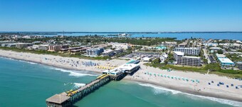 Beachside Ground Floor Walkout. Heated Pool. BBQ Grills ☀️