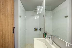 Apartment, 1 Queen Bed, Balcony, City View (Vivo52 611) | Bathroom - NOK Luxury Studio in Chapinero (Bogotá)