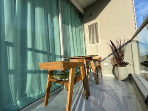 Appartement, 1 grand lit et 1 canapé-lit, accès piscine, vue ville (Suiloft 507) | Restauration extérieure