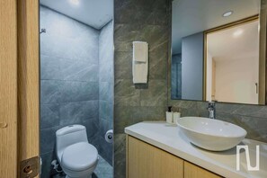 Apartment, Multiple Beds, Kitchen, City View (Atlantis 102) | Bathroom - NOK Beautiful 3BR Apt in Zona Rosa (Bogotá)