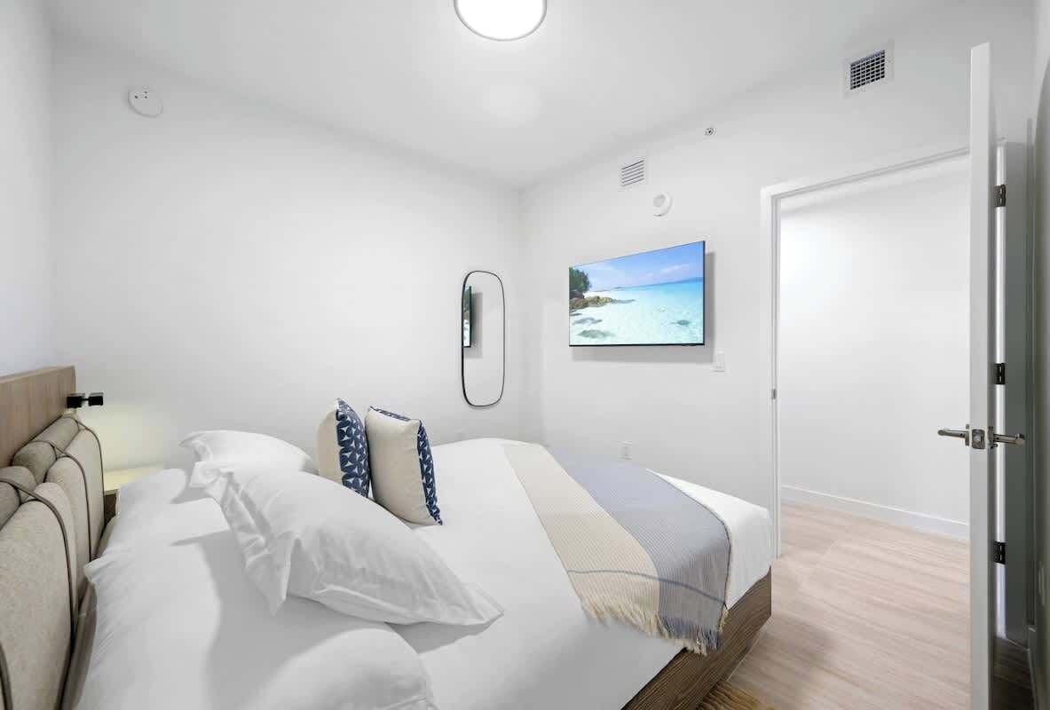 Apartment, 1 King Bed, Pool Access, Ocean View (72 Living 1603) | 1 bedroom