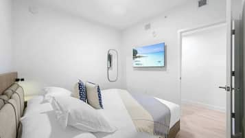 Apartment, 1 King Bed, Pool Access, Ocean View (72 Living 1603)
