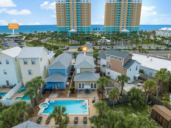 Ein Resort mit Pool, Zugang zum Strand und Meerblick.