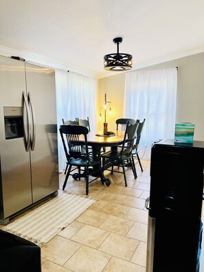 Dining - Perfect home base for lake days, family getaways and fishing trips (Brookeland)